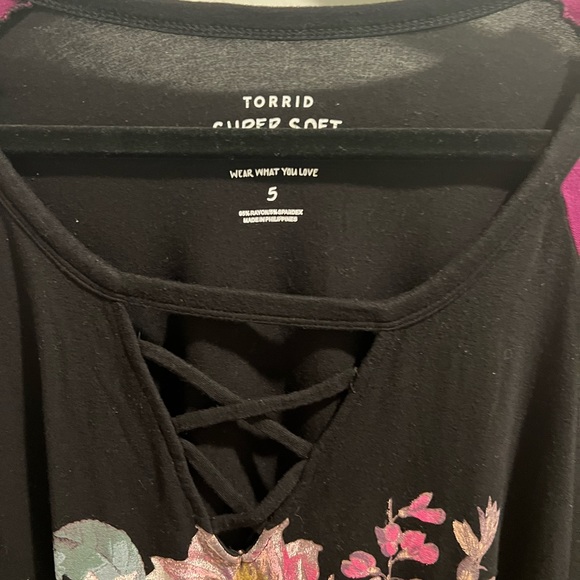 Torrid Size 5 Super Soft Knits Shirt with Floral Graphic! So cute & comfy! 🌺 - Picture 4 of 7